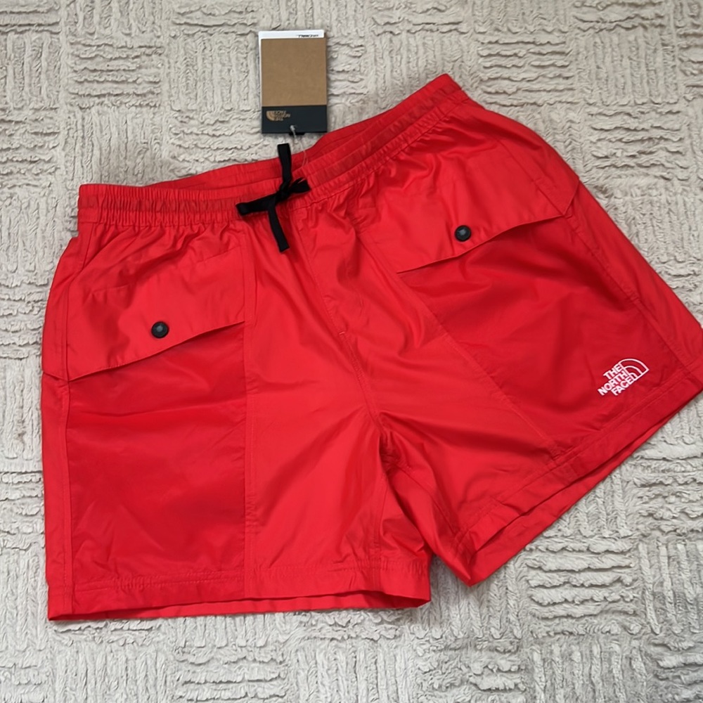 The North Face women’s windwall outline shorts horizon red Size Medium, New!